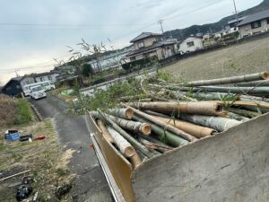 掛川市の伐採した竹を載せたトラック