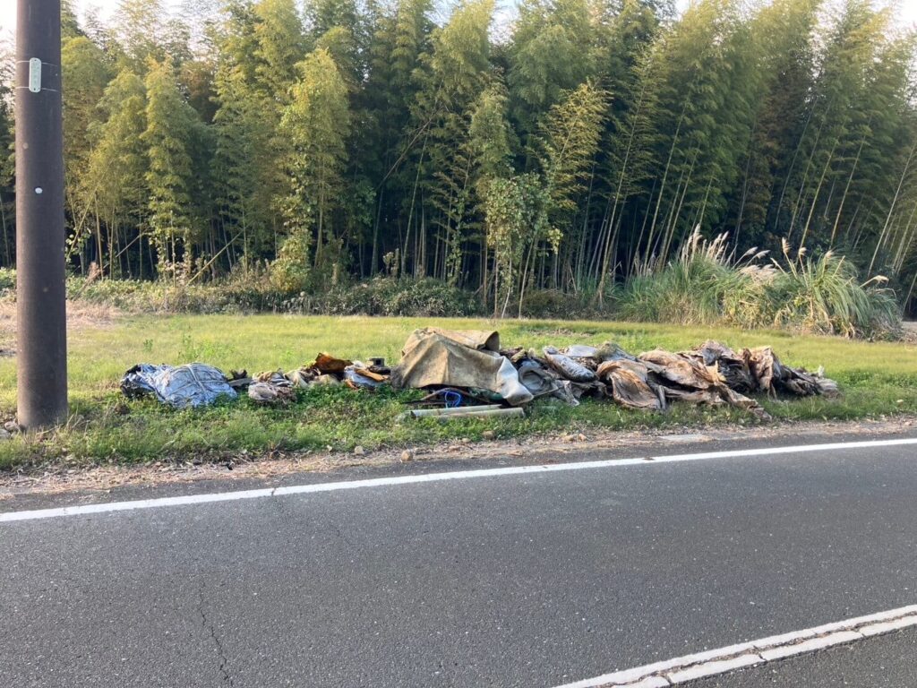 道路に沿って放置された農業用ビニール