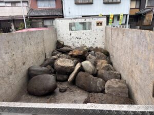 お庭から撤去した大きな石