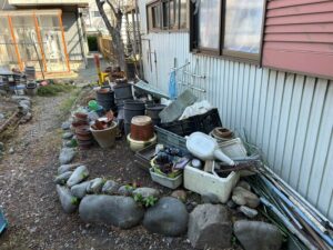 片付け前の建物横