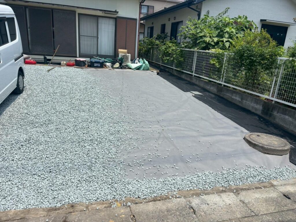 シートを敷いて砂利敷き
