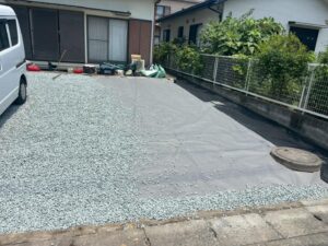 シートを敷いて砂利敷き