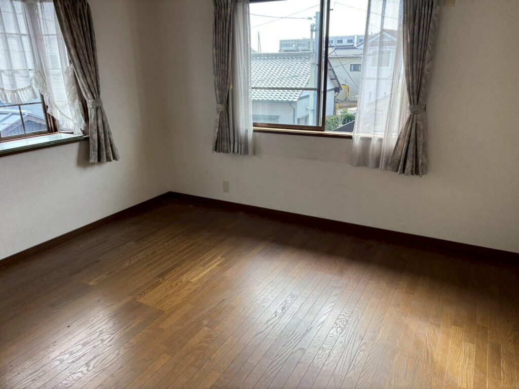 机もなくなり空っぽになった不用品回収後の部屋