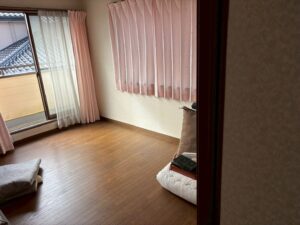 不用品回収後ですっきりとした部屋