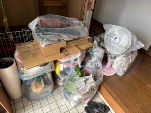 玄関にまとめられた不用品とゴミ