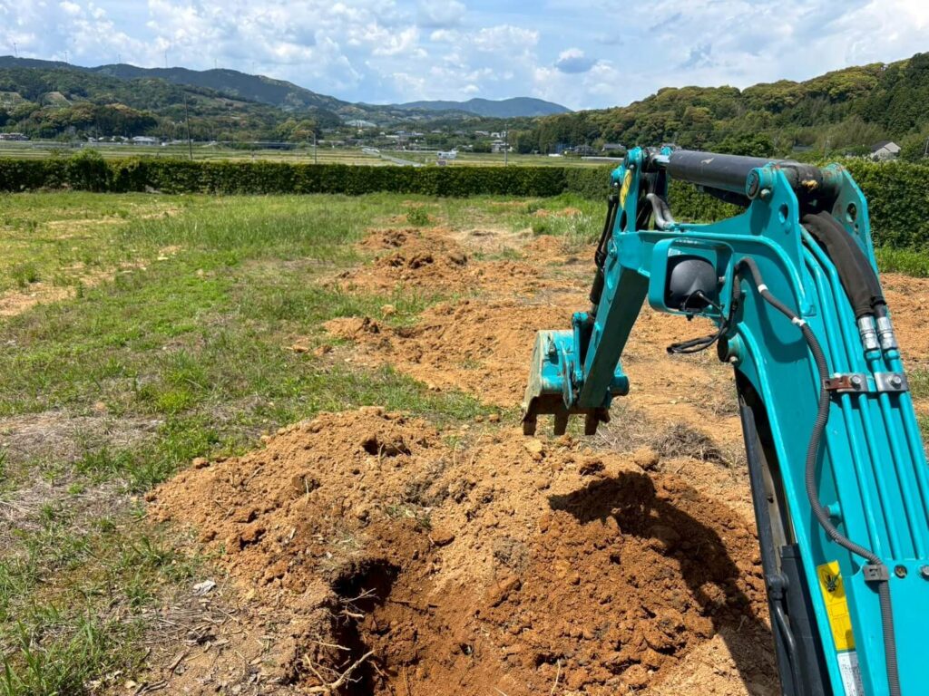 ショベルカーでの抜根作業