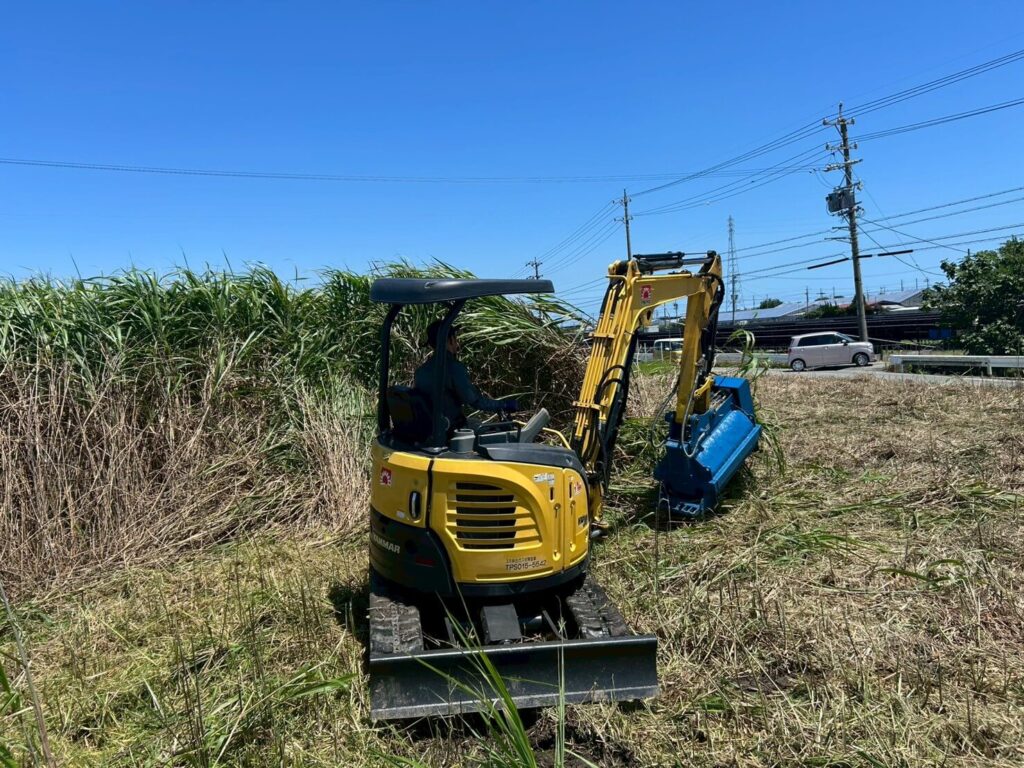 重機を使った草刈り作業中