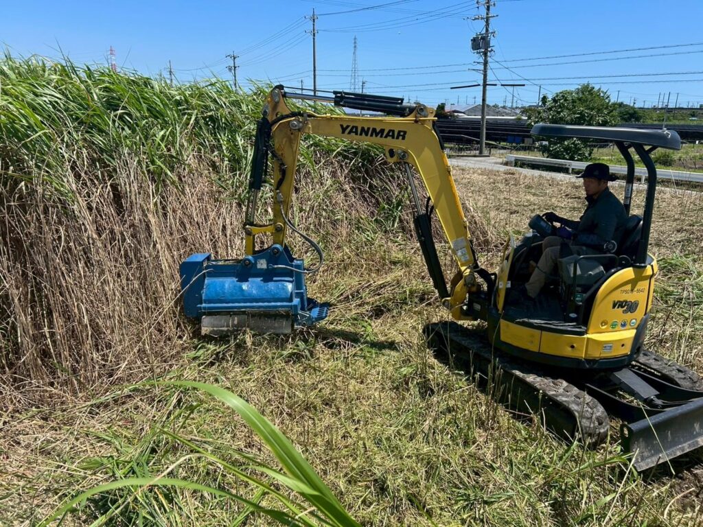 重機を使った草刈り