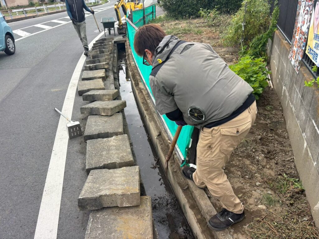 側溝のフタを外して掃除
